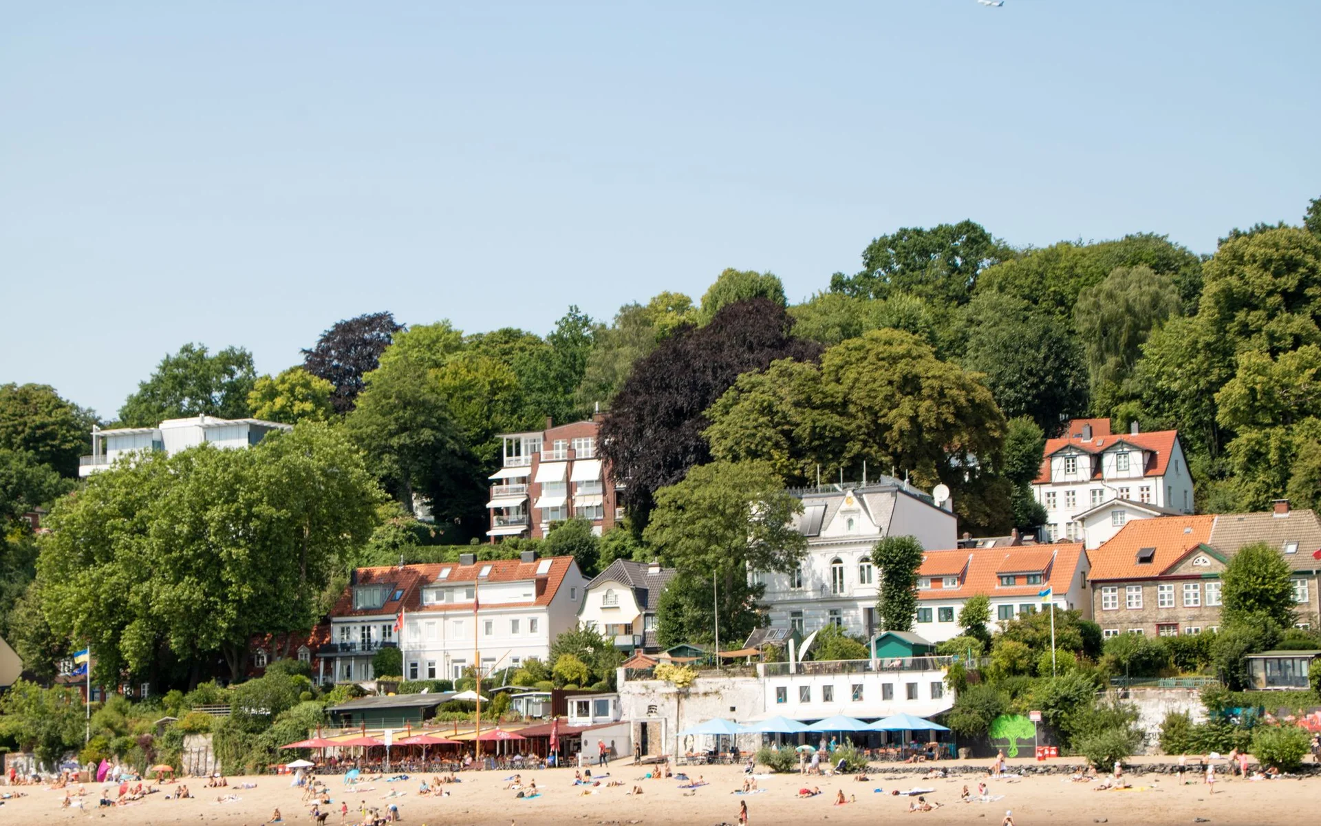 Playa y casas a orillas del Elba en Hamburgo-Blankenese