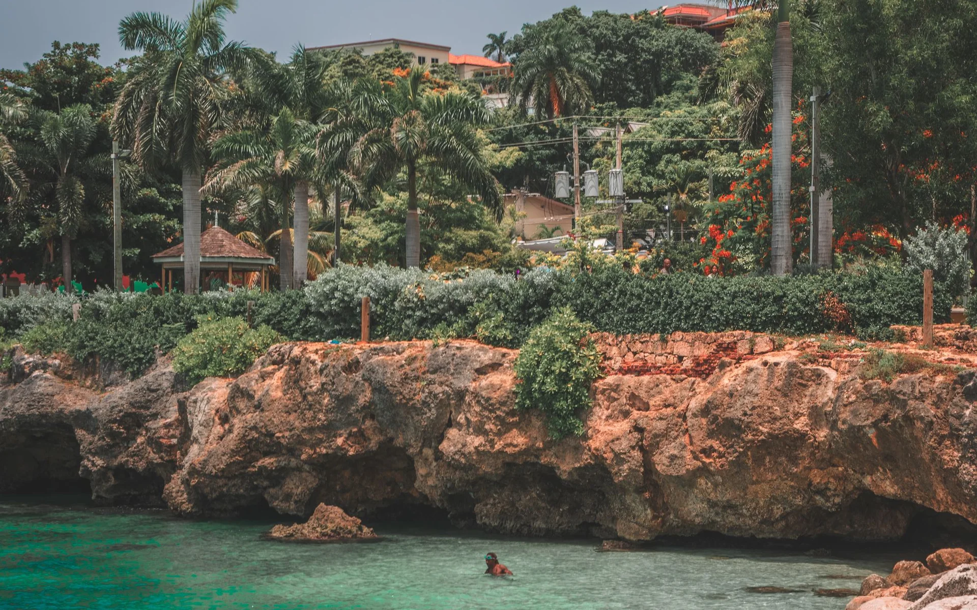 Montego Bay, con palmeras y aguas turquesas