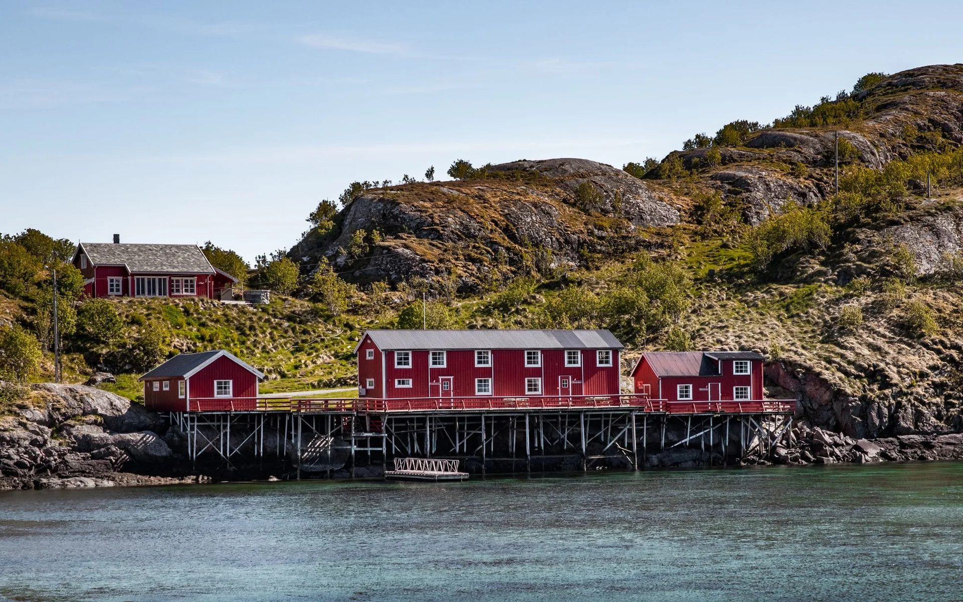 Casas rojas junto al agua en Nordland, Noruega
