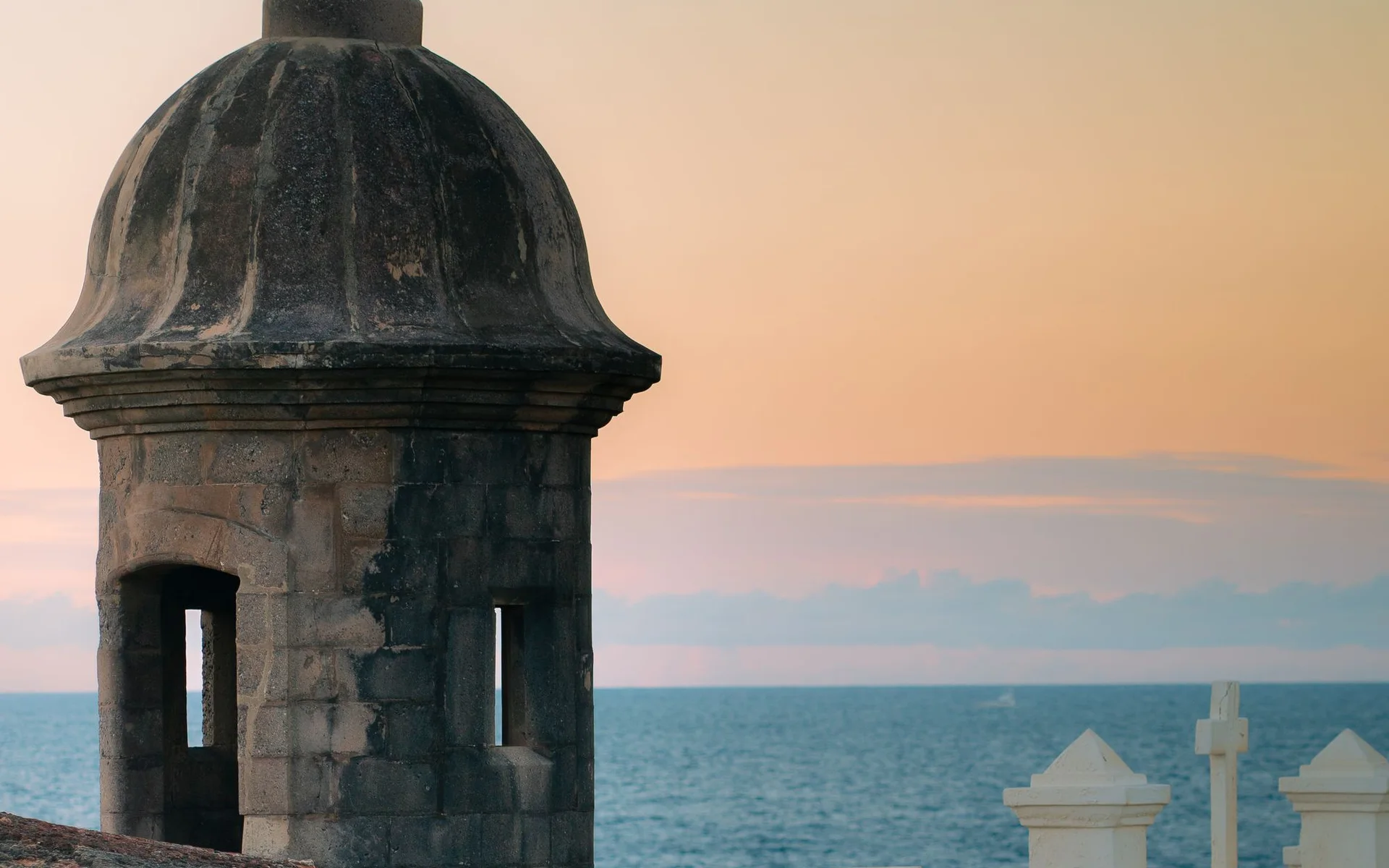 Torre de vigilancia histórica junto al mar en San Juan