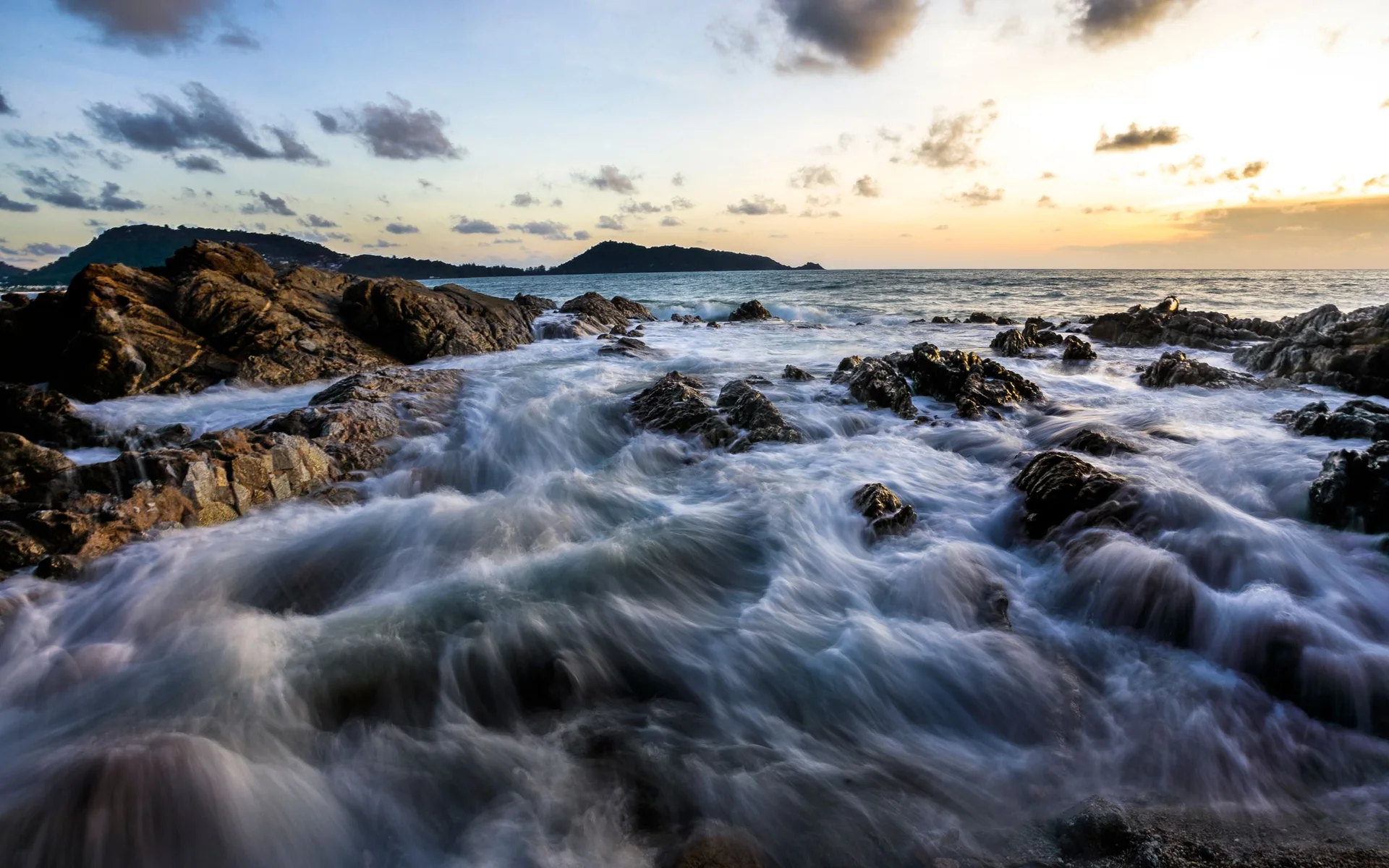 Olas en la costa rocosa de Phuket al atardecer