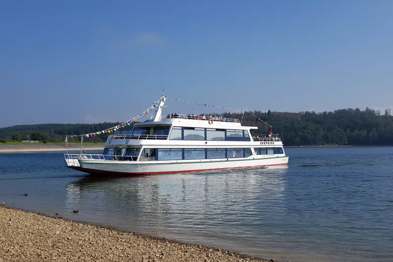 El barco de pasajeros MS Sorpesee en el lago cerca de Sundern, con el bosque en la orilla opuesta