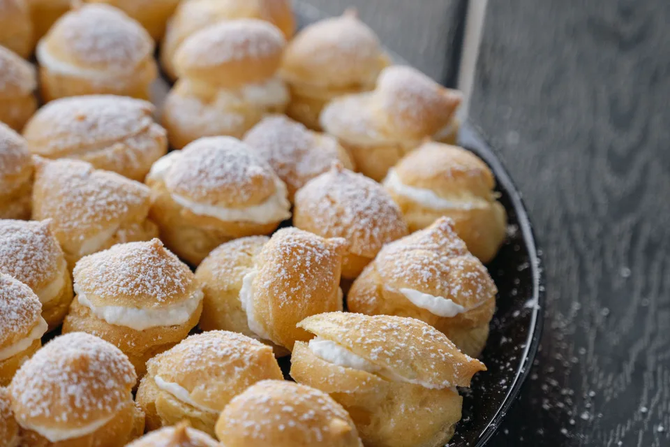 BookNoFees: Foto de ejemplo: Profiteroles espolvoreados con azúcar glas