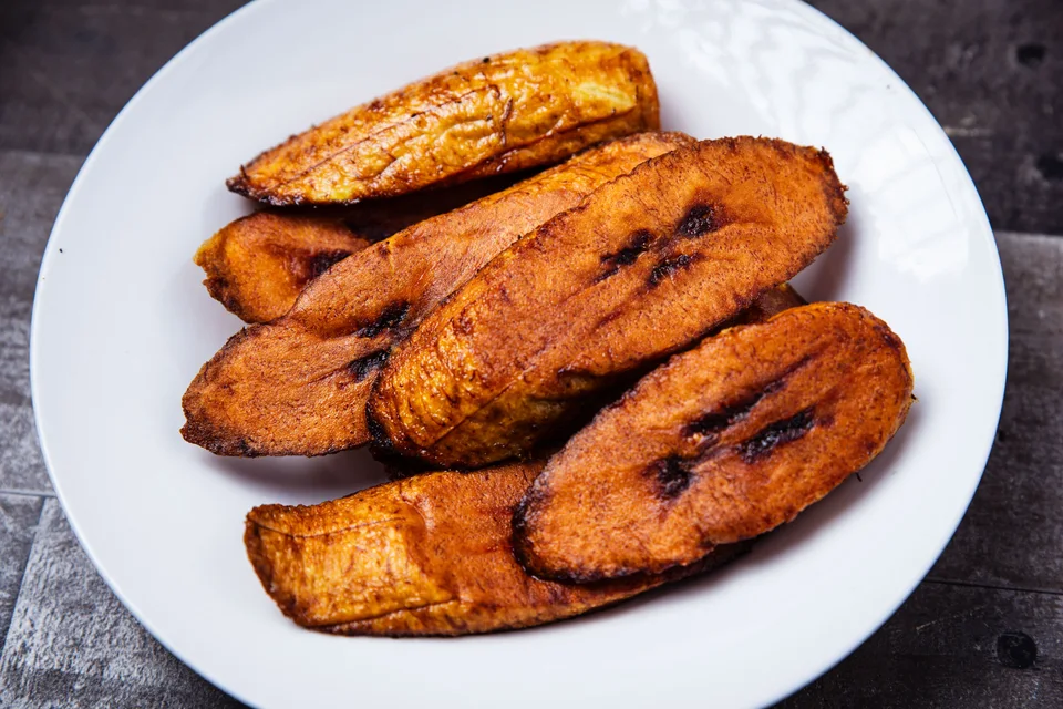 BookNoFees: Foto de ejemplo: Rodajas de plátano frito en un plato blanco
