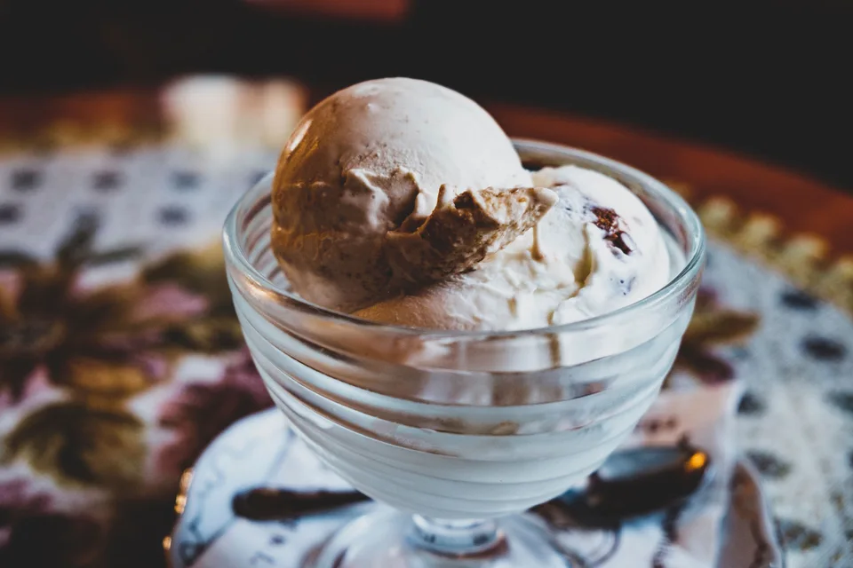 BookNoFees: Foto de ejemplo: Helado en un cuenco de cristal