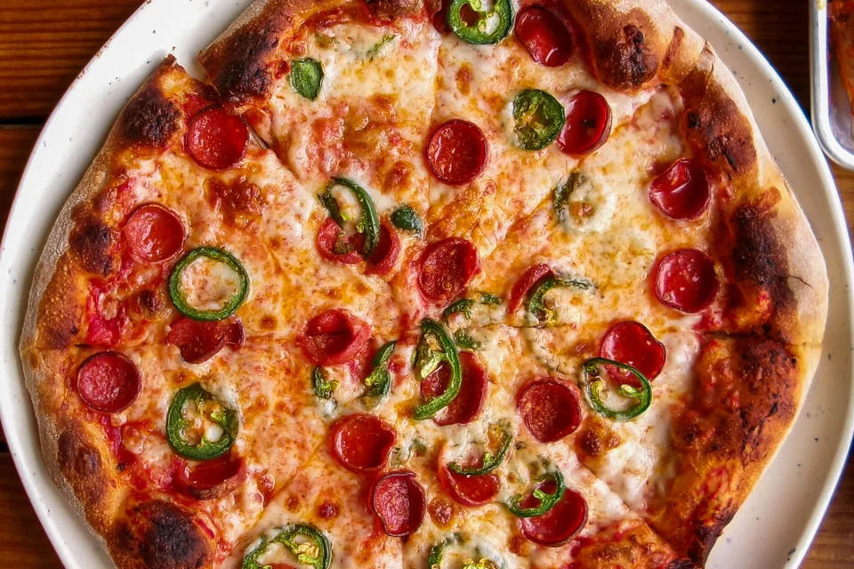 BookNoFees: Foto de ejemplo: Pizza con pepperoni y pimientos verdes