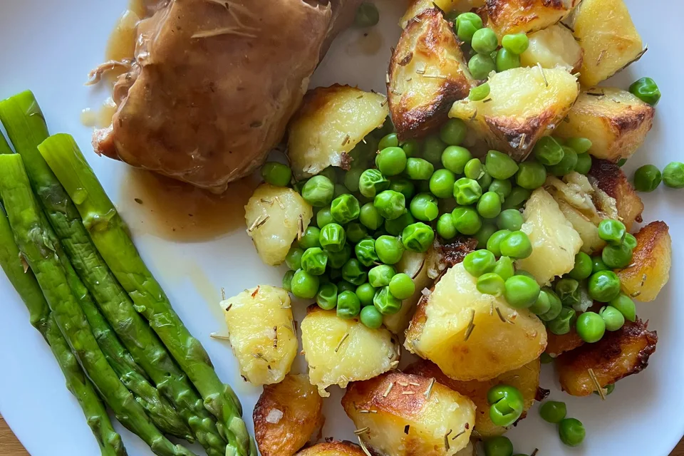 BookNoFees: Foto de ejemplo: Cerdo asado con salsa, patatas asadas, guisantes y espárragos