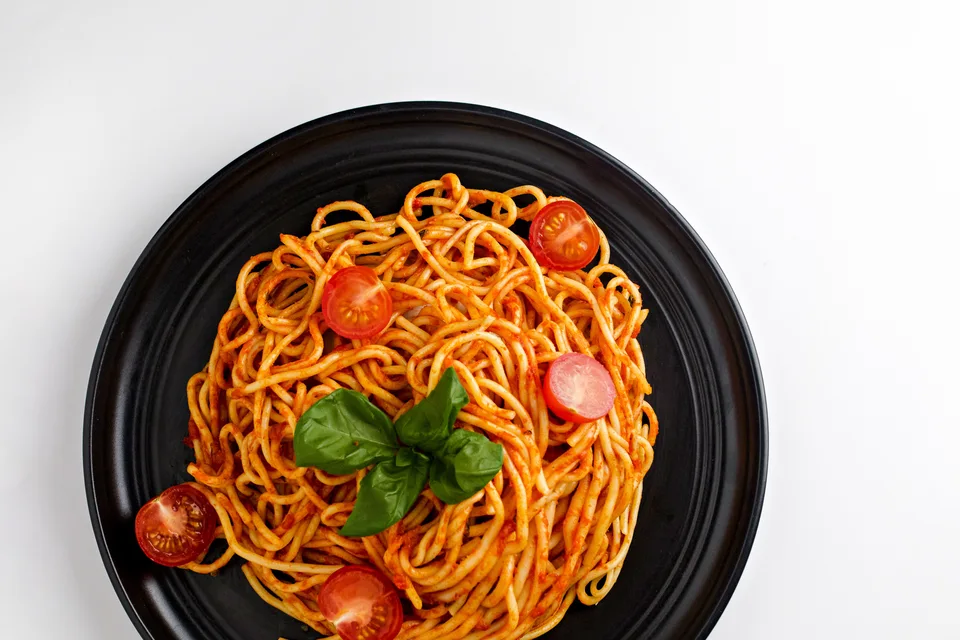 BookNoFees: Foto de ejemplo: Espaguetis con salsa de tomate y albahaca