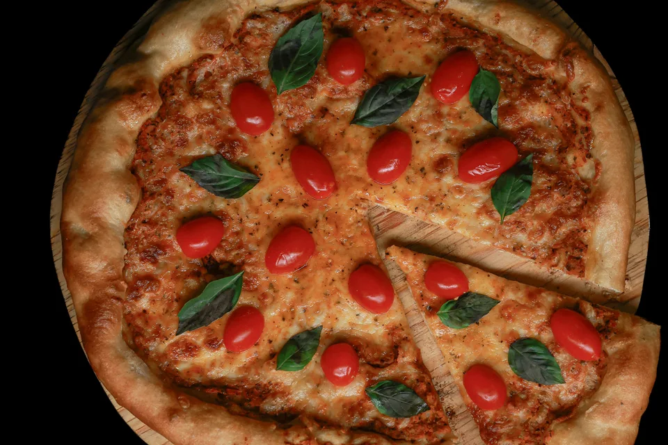 BookNoFees: Foto de ejemplo: Pizza con tomate y albahaca