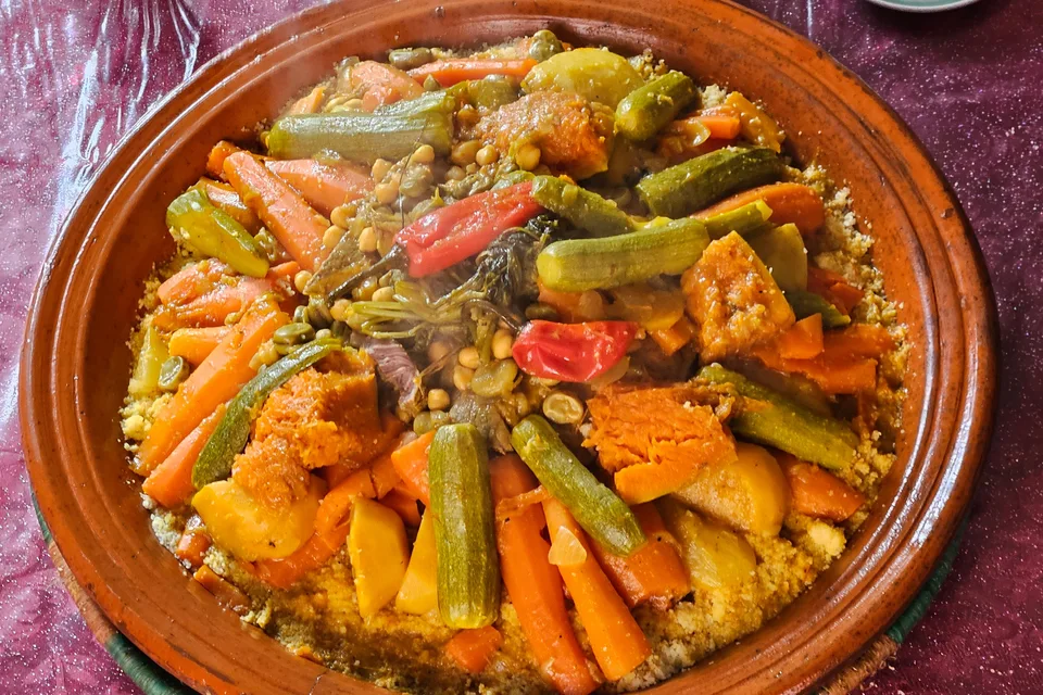 BookNoFees: Foto de ejemplo: Verduras de colores servidas en un tajín